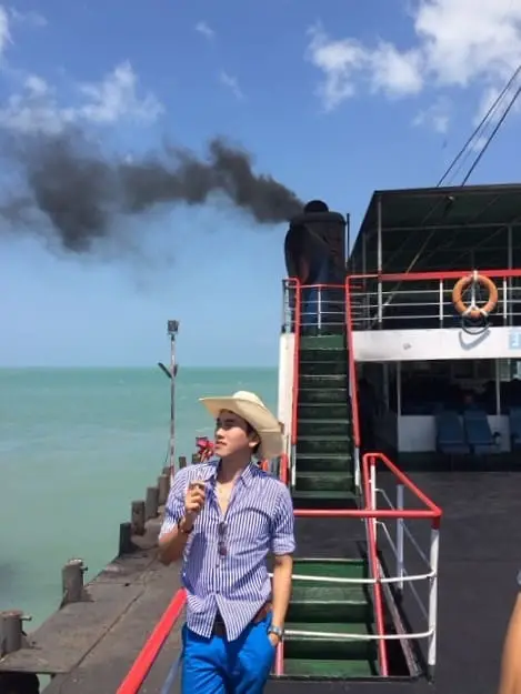 Mann_mit_Hut_und_Rose_auf_Schiff_Thailand