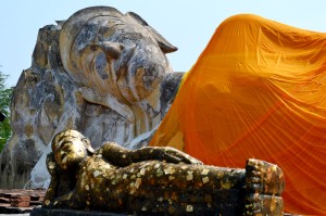 Kinder in Thailand und liegender Buddha Ayutthaya