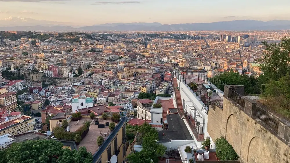 Blick auf die Altstadt im Hintergrund das Bankenviertel Neapel - Blick auf die Altstadt im Hintergrund das Bankenviertel