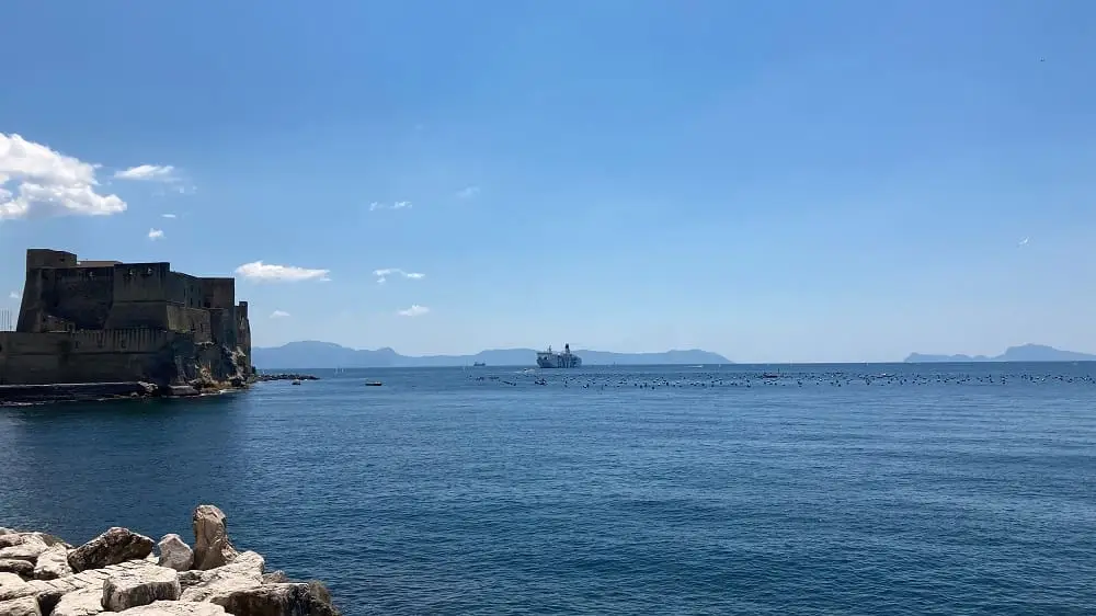 Castel del Ovo und Blick auf die Inseln Neapel - Castel del Ovo und Blick auf die Inseln